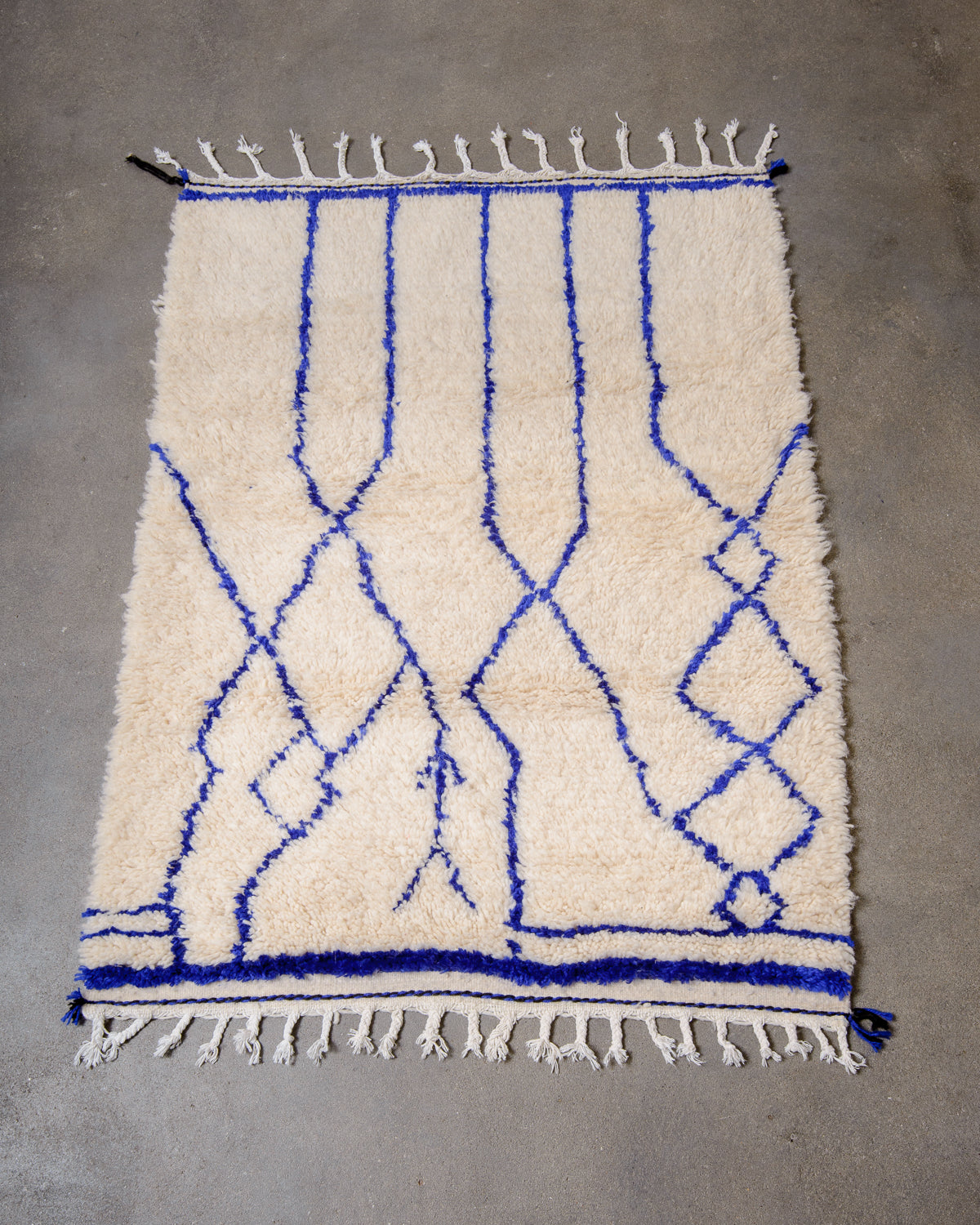 Modern designer handcrafted Berber rug from Morocco. Azilal rug with beautiful colours and patterns. Made of sheep’s wool and cotton.